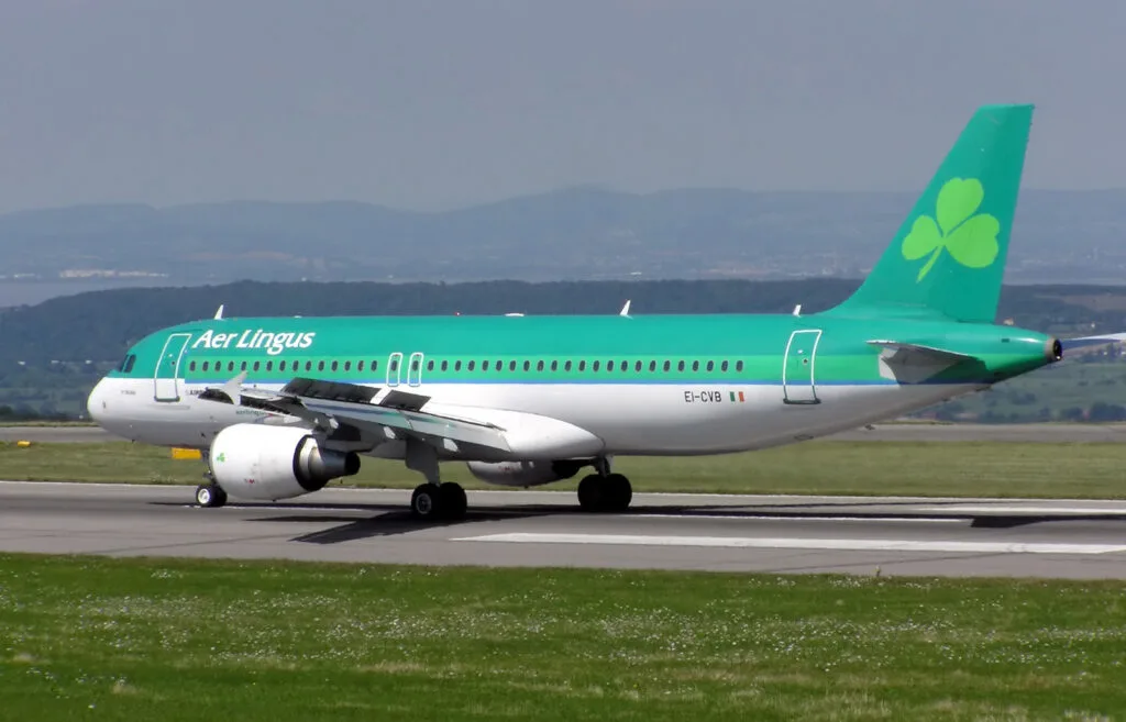 Aer Lingus aircraft taking off with the Shamrock symbol on its tail
