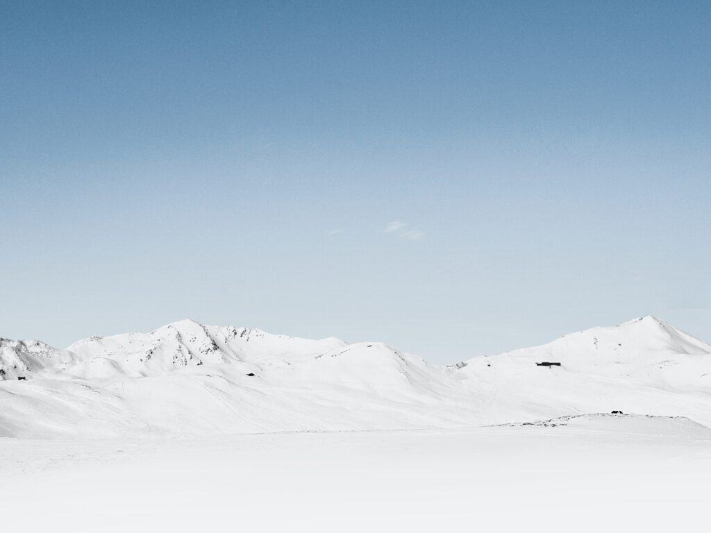 Snow, By Louis MacNeice – Analysis, Summary And Poem