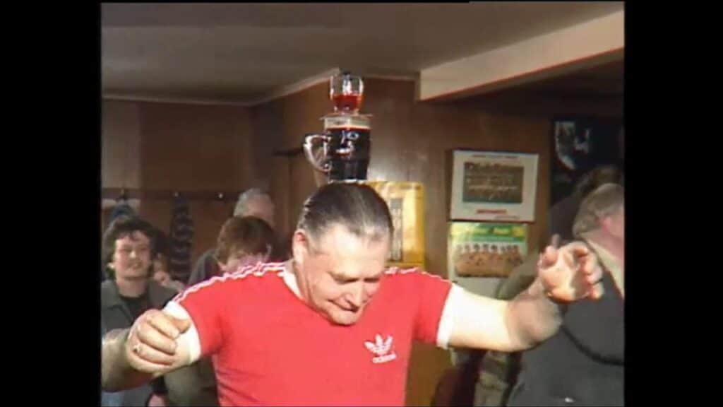 Old Irish Videos – The Pint Balancing King Of 1986 In Ireland 🍺