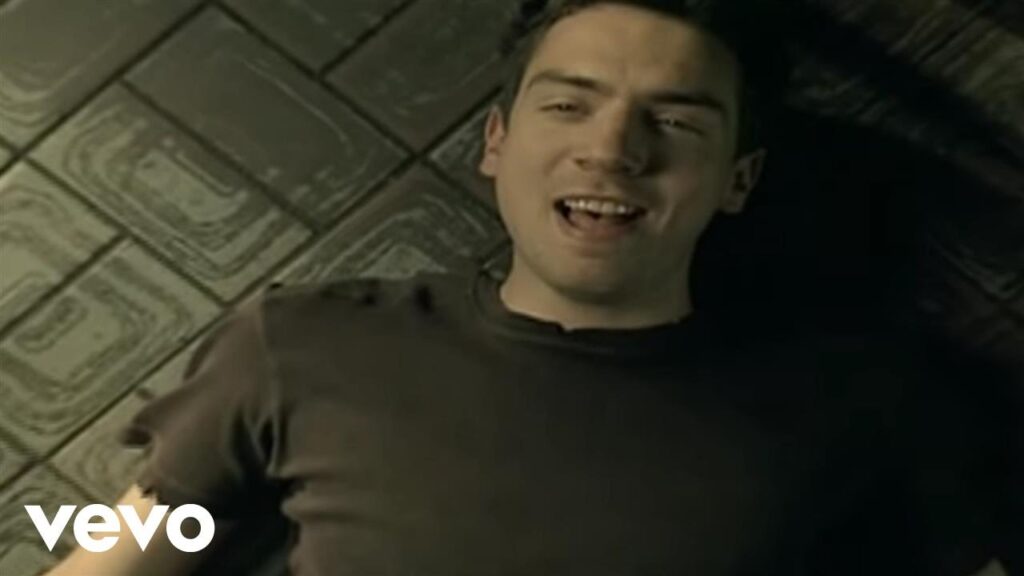 Gary Lightbody in the Snow Patrol Chasing Cars music video