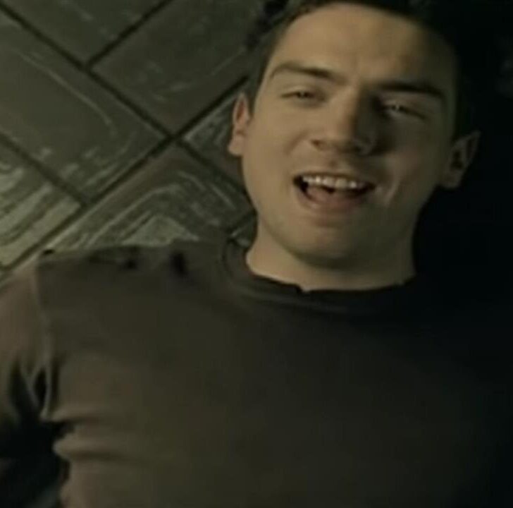Gary Lightbody in the Snow Patrol Chasing Cars music video